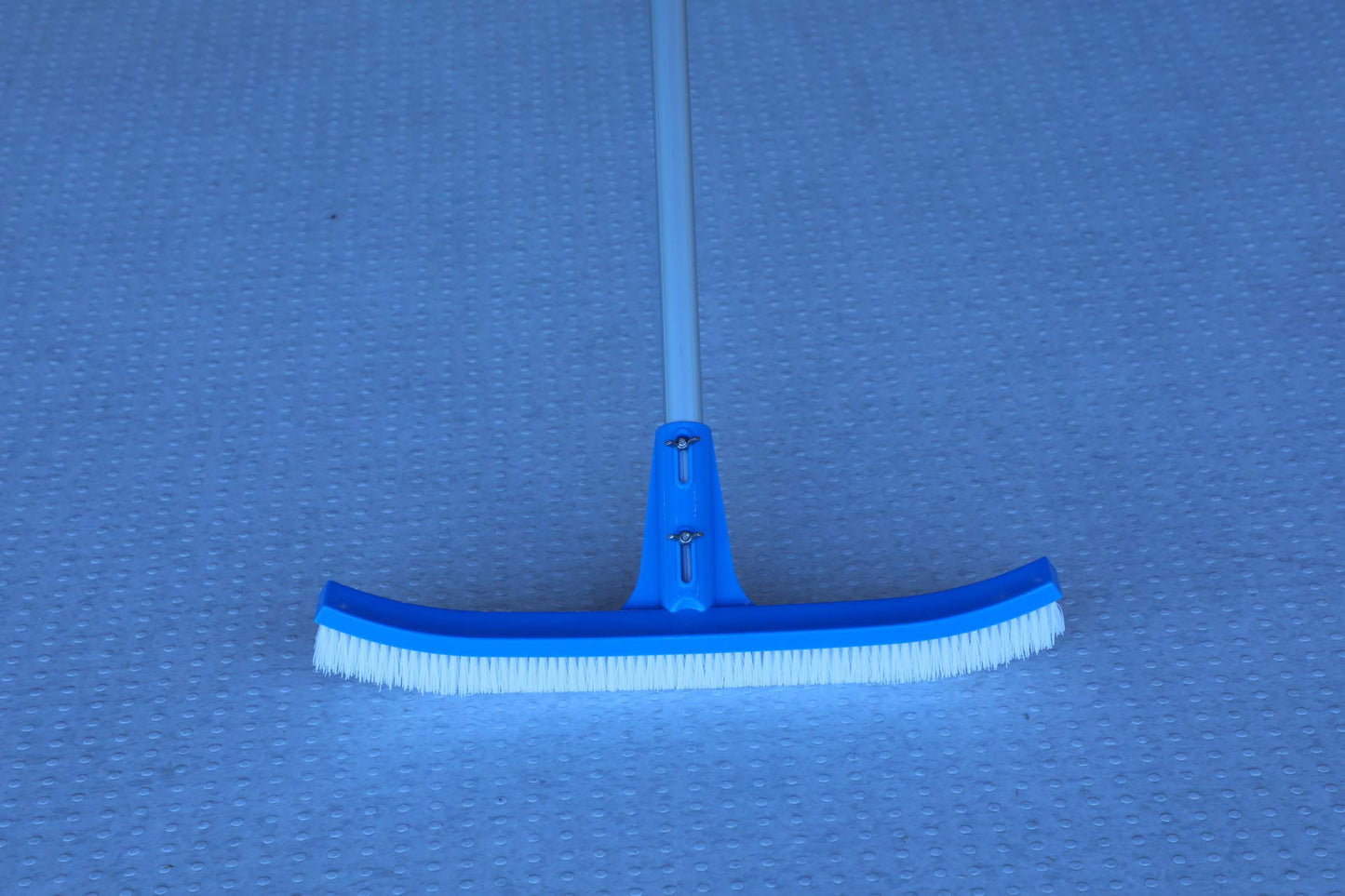 Cepillo Piscina con Fijación Palomilla – Cepillo Curvo con Cerdas de Nylon para Suelo, Paredes y Azulejos, Compatible con Pértiga Extensible, Limpieza Eficiente y Profunda para Piscinas